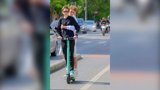Auto osobowe zderzyło się z hulajnoga elektryczną na skrzyżowaniu