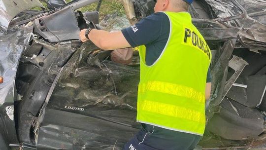 Młody mężczyzna jechał drogą, nagle zboczył z trasy i rozbił się na drzewie. Zginął na miejscu