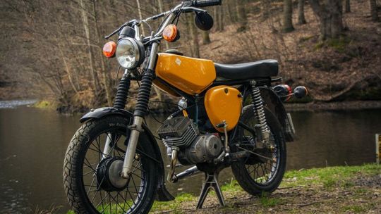 Motorowerzysta spowodował wypadek na przejeździe kolejowym. Jechał na procentach
