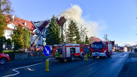Strażacy walczą z ogniem w siedzibie ZUS w Sztumie. Ulica Mickiewicza zamknięta