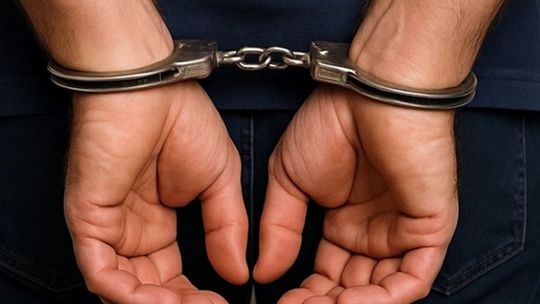 Szedł środkiem szosy pod wpływem alkoholu. Okazało się, że był poszukiwany