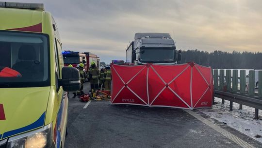UWAGA! Zderzenie auta osobowego z ciężarówką. Nie żyje jeden z kierowców