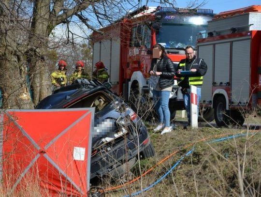 26-letnia kobieta, kierująca BMW, zginęła w Marezie uderzejąc w przydrożne drzewo
