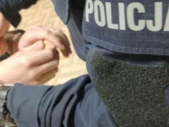 Bawił się w chowanego. Poszukiwany listem gończym ukrył się przed policjantami ... pod kołdrą