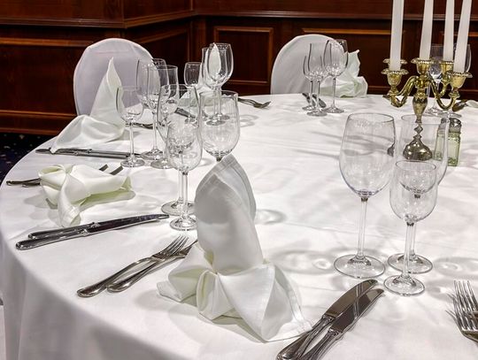 Bielizna stołowa w hotelu - jak wybrać materiały łączące elegancję z trwałością?