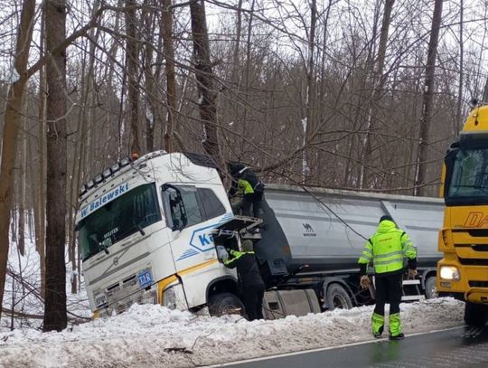 Ciągnik siodłowy w rowie, długie korki i objazdy. Kierowcy zaskoczeni sytuacją