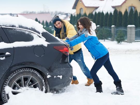 Co zrobić, gdy utkniesz w zaspie lub na oblodzonej drodze