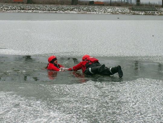 Ćwiczyli ratowanie na lodzie
