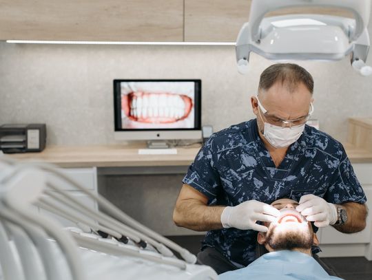 Czy zęby mają wpływ na płodność – kiedy warto udać się do dentysty? 