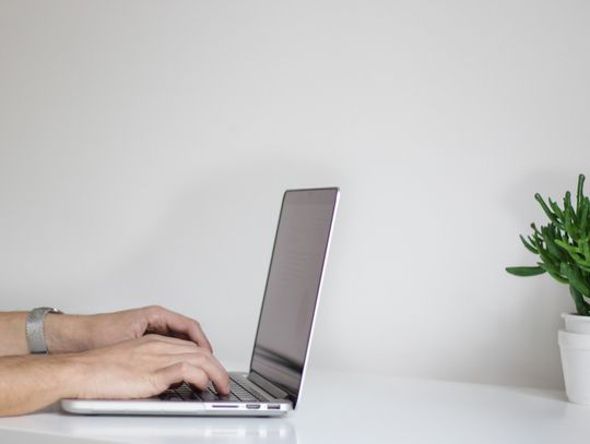 Dobre i tanie laptopy – jak i gdzie można je znaleźć?