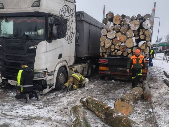 Drzewa z ładunku blokowały drogę! Doszło do zderzenia dwóch pojazdów ciężarowych