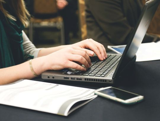 Idealny sposób, na naukę przez internet. Trzy, doskonale opracowane portale, które pomogą zrozumieć, oraz nadrobić materiał, w dodatku, bez wychodzenia z domu.