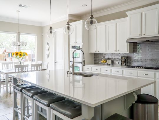 Jak dobrać uchwyty meblowe, by odmienić kuchnię i szafy?