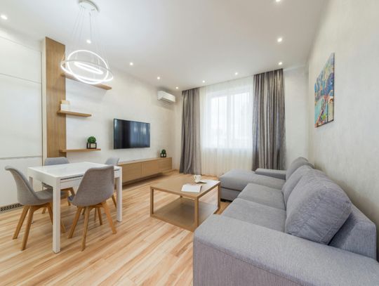 Jak dobrać zasłony do dużego salonu?