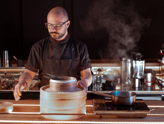 Jak dopasować wyposażenie gastronomiczne do sezonowych zmian w menu i liczbie gości?