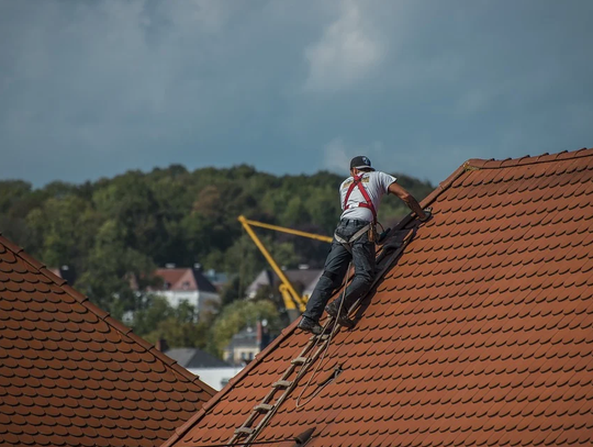 Jak zbudować współczesny dach, odporny na destrukcyjne działania? Odpowiadamy!