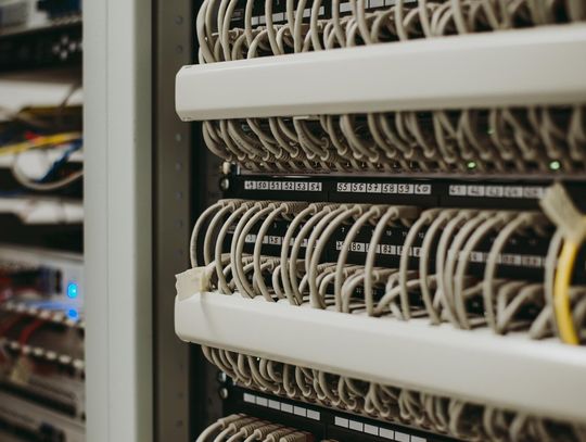 Jakie wyposażenie szaf rack jest naprawdę niezbędne?