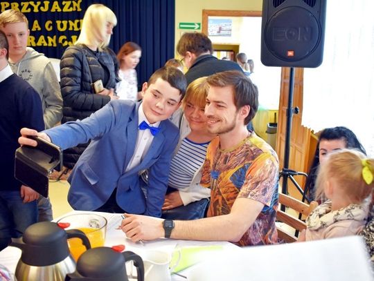 Janek Mela odwiedził wolontariuszy w Tychnowach