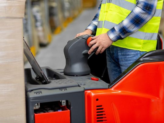 Kiedy należy wymienić akumulator do elektrycznych wózków widłowych na nowy? Oznaki zużycia