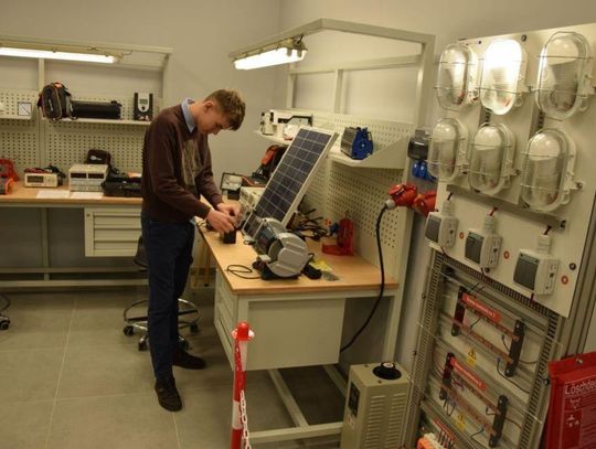 Laboratoria, maszyny, nowoczesne laboratoria. Szkoła w Swarożynie przeszła na ZIELONĄ STRONĘ MOCY!