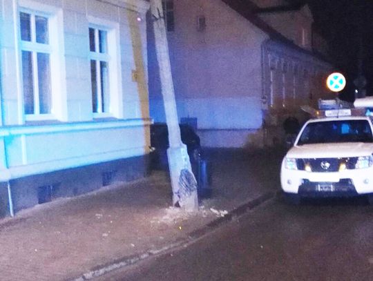 Lampa przechyliła się na kamienicę