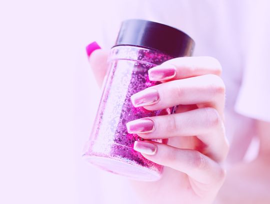 Manicure tytanowy – na czym polega i jak wypada na tle konkurencji?