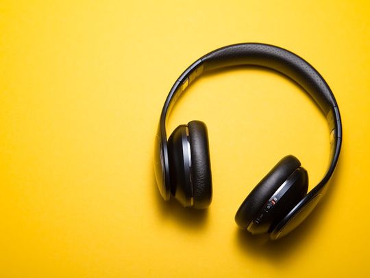 Meble audio, które robią różnicę – jak wybrać idealne wyposażenie dla domowego systemu dźwięku