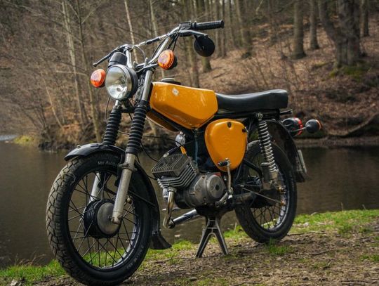 Motorowerzysta spowodował wypadek na przejeździe kolejowym. Jechał na procentach