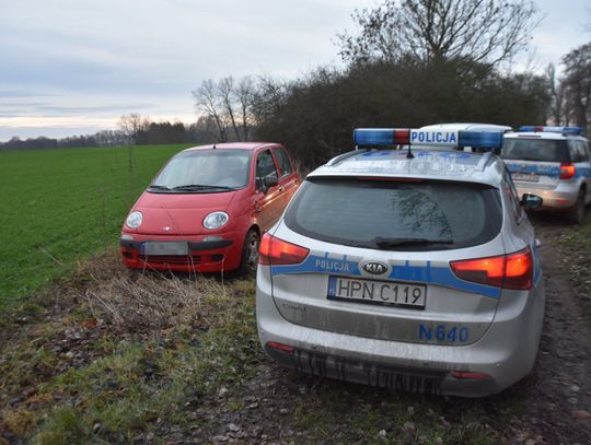 Nietrzeźwy kierowca uciekał przed policją i staranował radiowóz