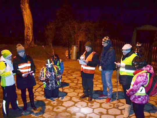Nocną drogą krzyżową uczcili Mękę Pańską