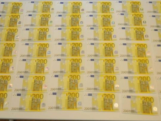 Obcokrajowiec wpadł z dużą ilością fałszywych banknotów euro i dolarów