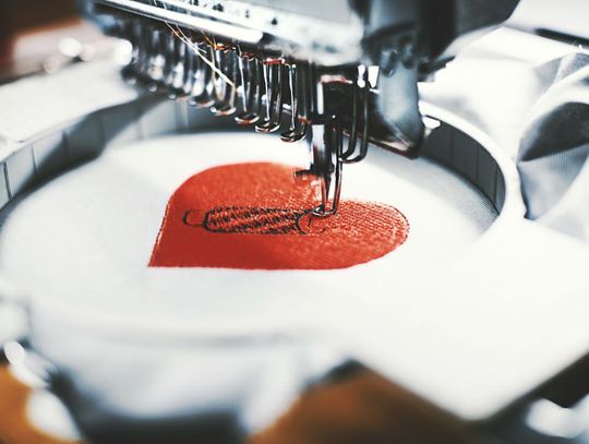 Odzież z logo w firmie - jak stworzyć spójny i praktyczny zestaw dla zespołu?