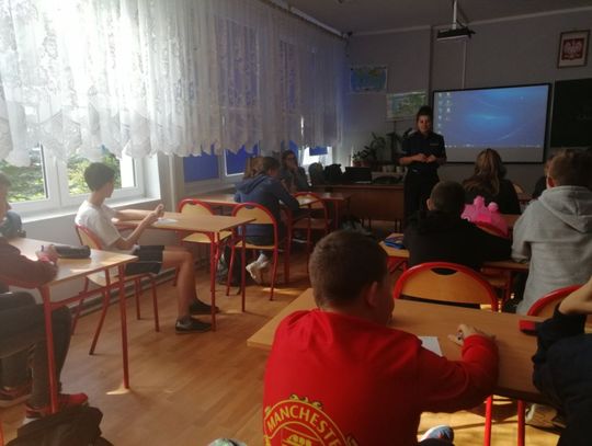 Policjanci rozmawiali z uczniami w ramach kampanii edukacyjnej „Narkotyki i dopalacze zabijają”