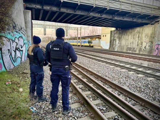 Policjanci, SOK i WOT chronią kluczowe trasy kolejowe po aktach dywersji