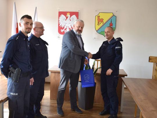 Policjanci z Ryjewa otrzymali nowe alkomaty. Wójt Gminy Ryjewo przekazał alkomaty na ręce Komendanta Powiatowego Policji w Kwidzynie