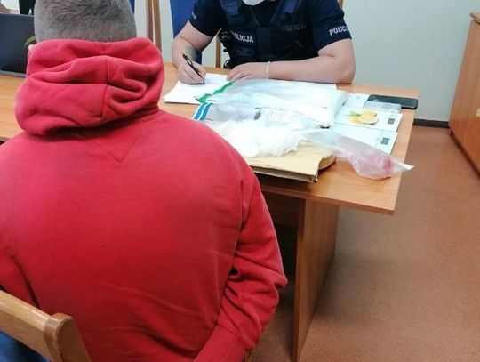 POLICJANCI ZABEZPIECZYLI PONAD 1,5 KILOGRAMA NARKOTYKÓW, ZATRZYMANY 21-LETNI MĘŻCZYZNA