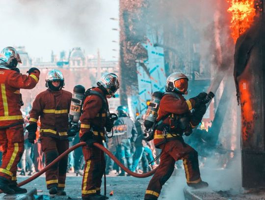 Pożar w Twoim biurze? Sprawdź, jak się zachować i zarządź sprawną ewakuację!