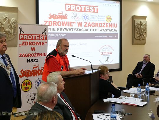 Protest pracowników szpitala - chcą podwyżek i wycofania się ze sprzedaży spółki
