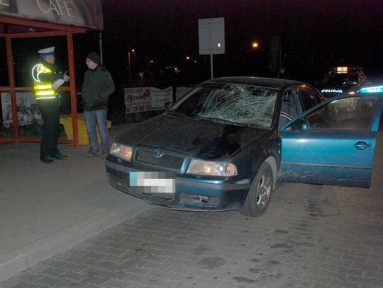 Śmiertelnie potrącona na jezdni, kierowca auta odjechał