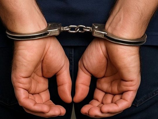 Szedł środkiem szosy pod wpływem alkoholu. Okazało się, że był poszukiwany