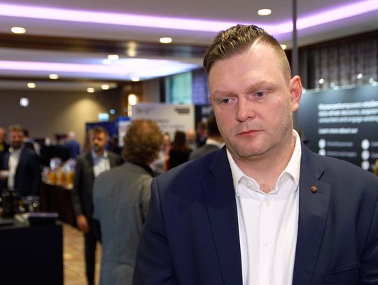 Sztuczna inteligencja napędza e-commerce. Innowacje przyspieszają jak nigdy dotąd