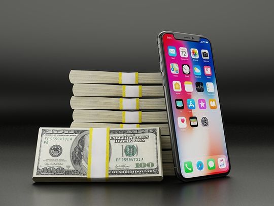 Telefony iPhone wolno tracą na wartości. Dbaj o swój egzemplarz, a korzystnie go sprzedasz