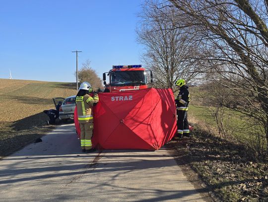 Tragiczny wypadek w powiecie tczewskim. Zginął 58-letni pieszy potrącony przez kierującą Renault