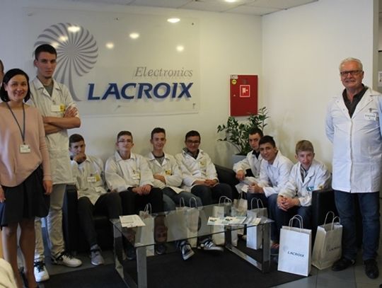 Uczniowie w Lacroix Electronics