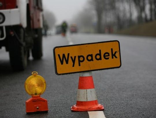 Uderzył w drzewo i dachował