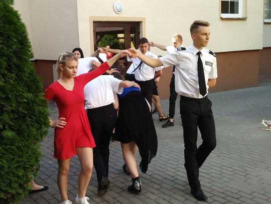 Uroczysta Akademia w MOW  Klasa mundurowa z krokiem poloneza
