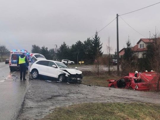 UWAGA! Wypadek w Jeleniu. Po zderzeniu dwóch aut utrudnienia na drodze! Niestety kierująca skodą zmarła na miejscu