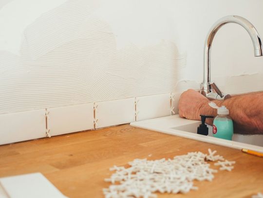 Wakacyjny remont kuchni? Oto jak uniknąć kosztownych błędów