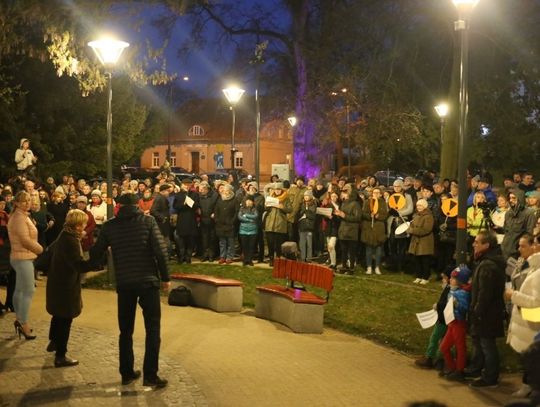 Wiec poparcia na Placu Plebiscytowym Nauczyciele oczekują konkretów 