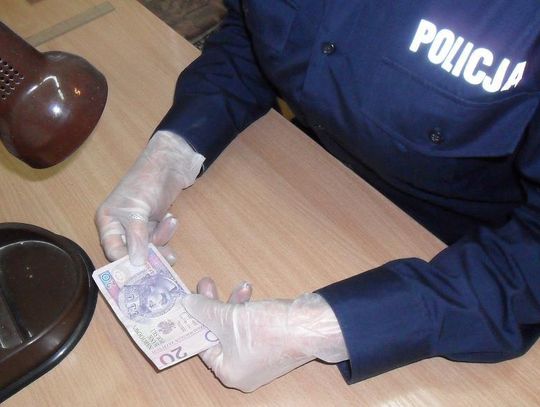 Wpadł, gdy za pizzę zapłacił dwoma banknotami 20-złotowymi. 